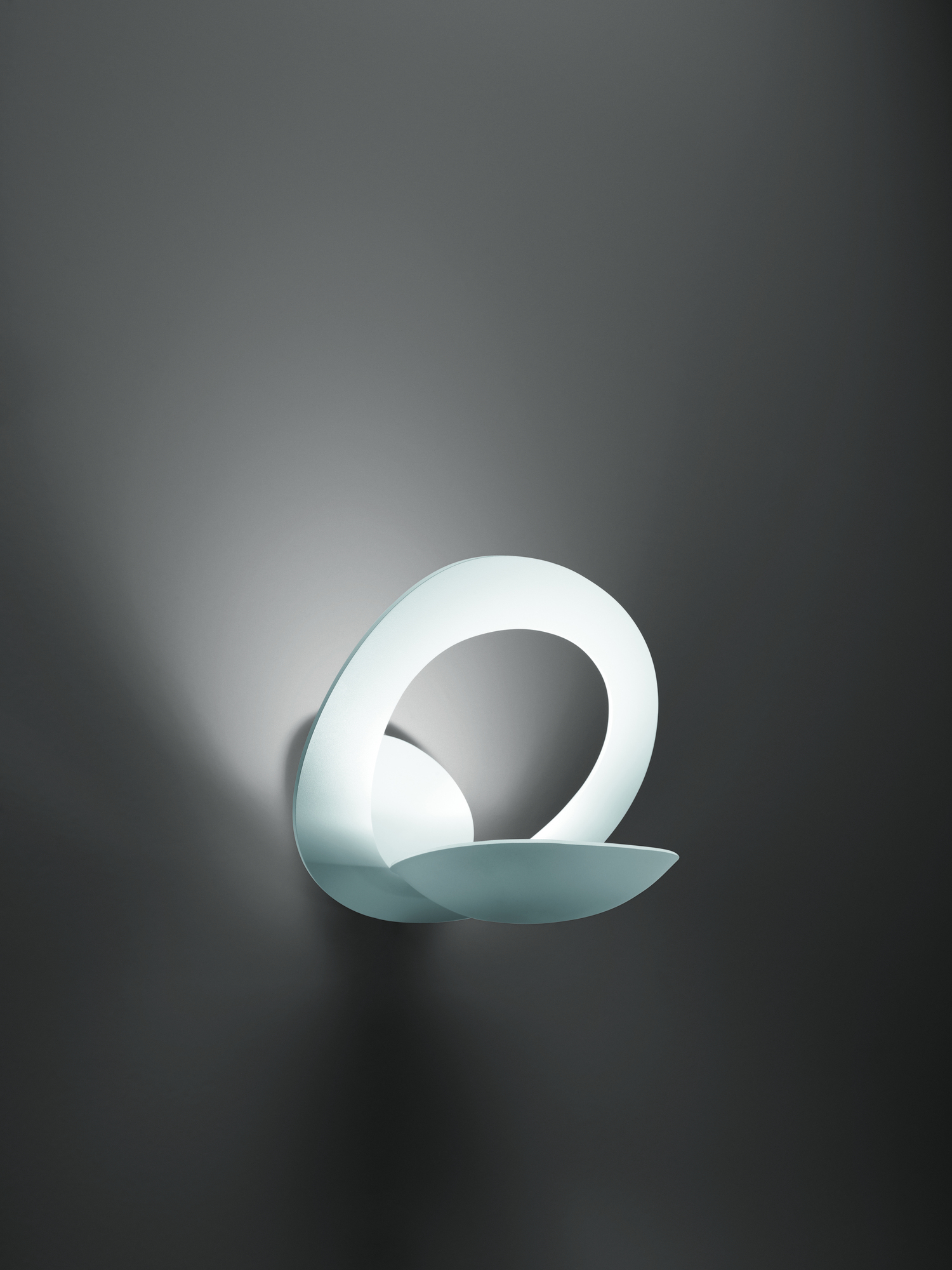 Weiße Pirce Micro LED Wandleuchte von Artemide, modernes Design, indirekte Beleuchtung für Wohnräume.