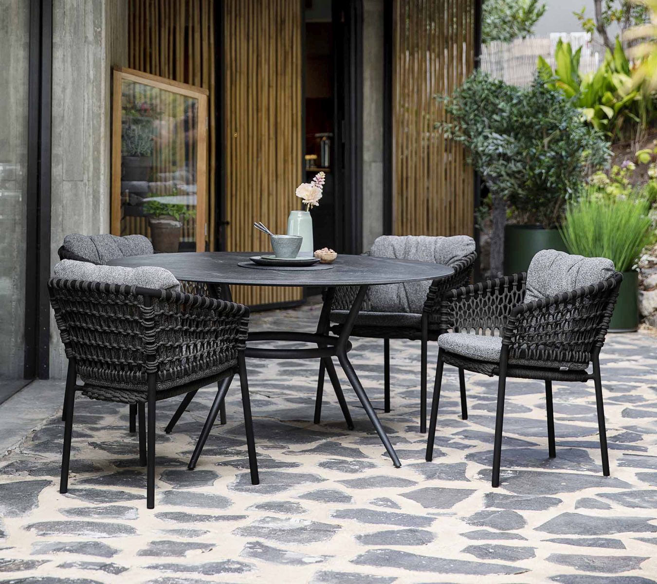 Joy Outdoor Esstisch rund Gestell hellgrau / Tischplatte Kompaktlaminat Cane-Line