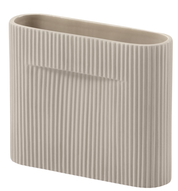Beige Ridge Vase von Muuto, kleine dekorative Blumenvase mit geriffelter Oberfläche für Wohnaccessoires.