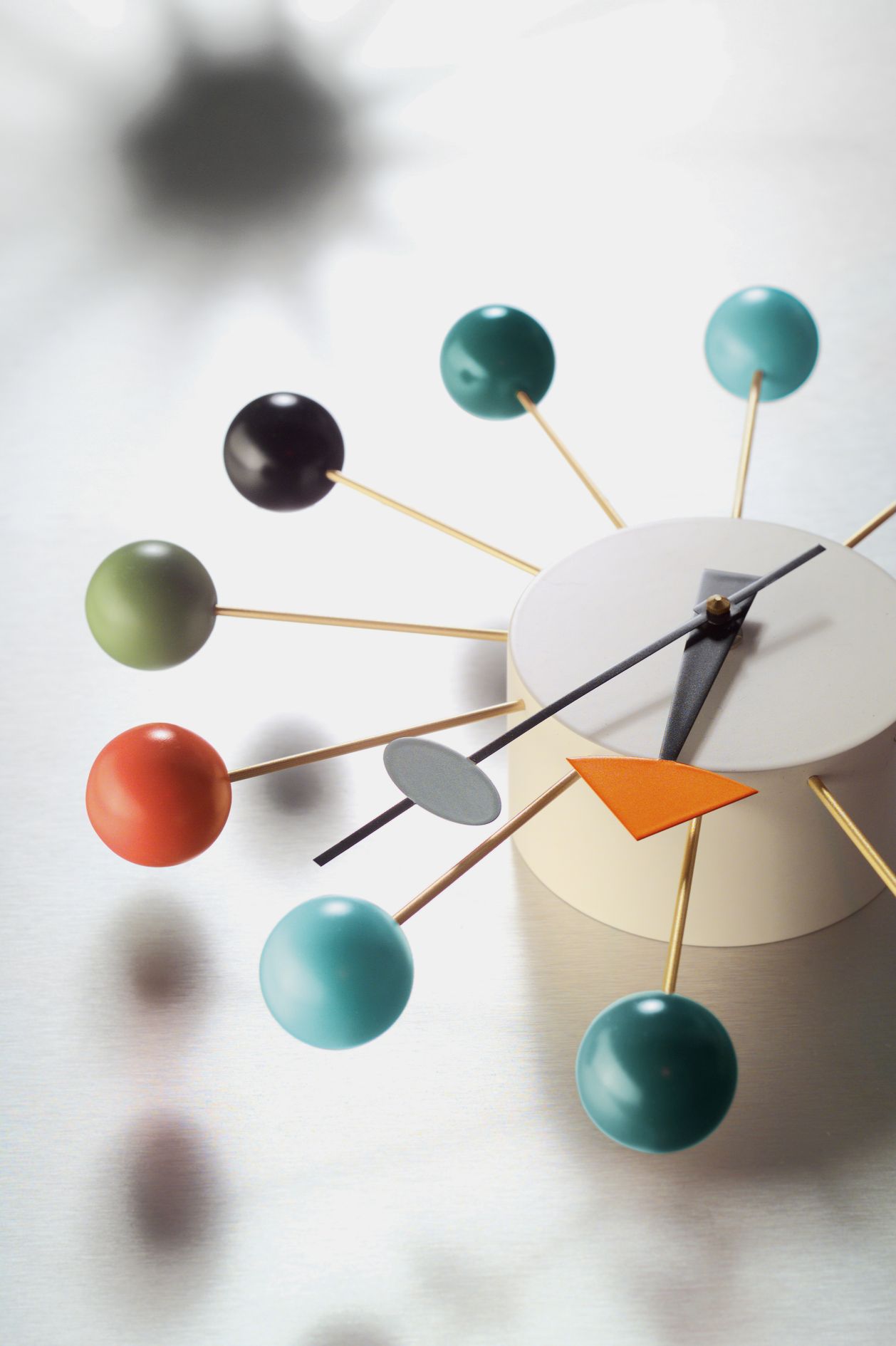 Ball Clock Wanduhr - mehrfarbig Vitra EINZELSTÜCK