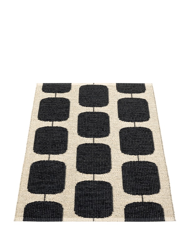 Sten Kunststoffteppich von Pappelina, 70x100 cm, in Schwarz und Creme mit grafischem Muster.