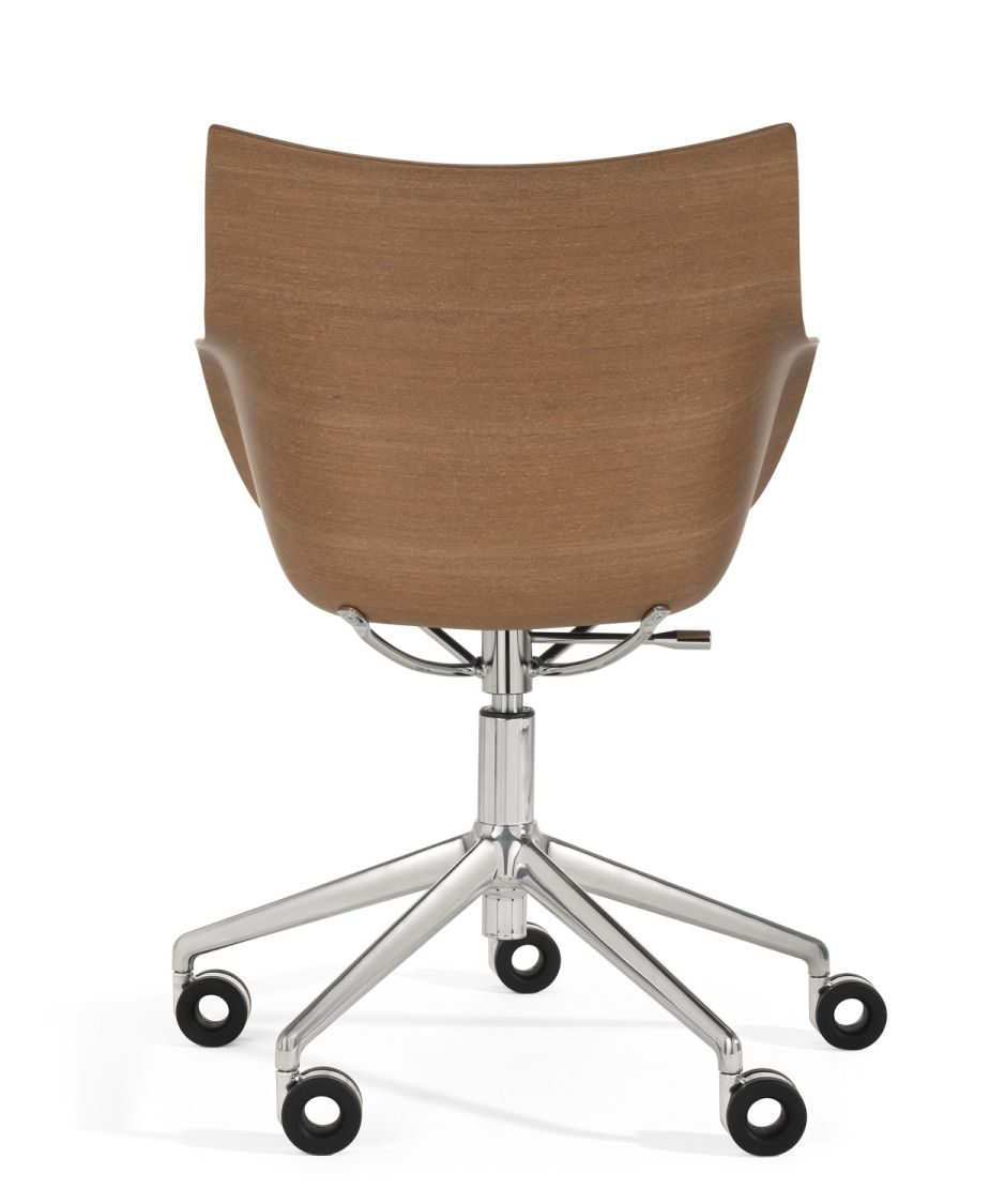 Rückansicht des Q/Wood Drehstuhls von Kartell: Dunkles Holz, verchromter Rahmen und Rollen.