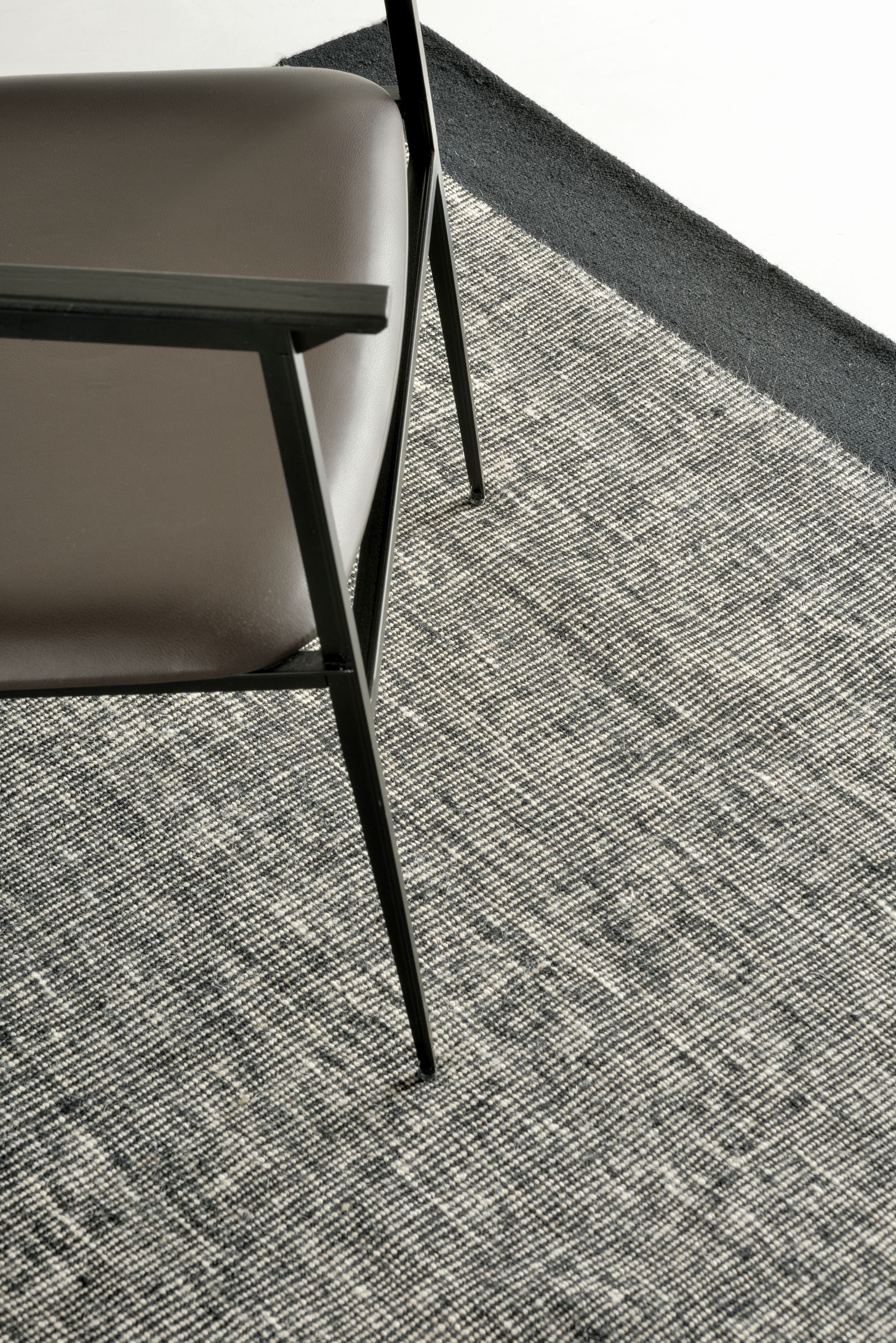Black Dots kilim Teppich Ethnicraft
