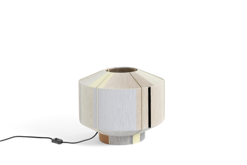 Bonbon Shade Lampe City Hay: Handgefertigter Lampenschirm aus Wolle in sanften Farbtönen.