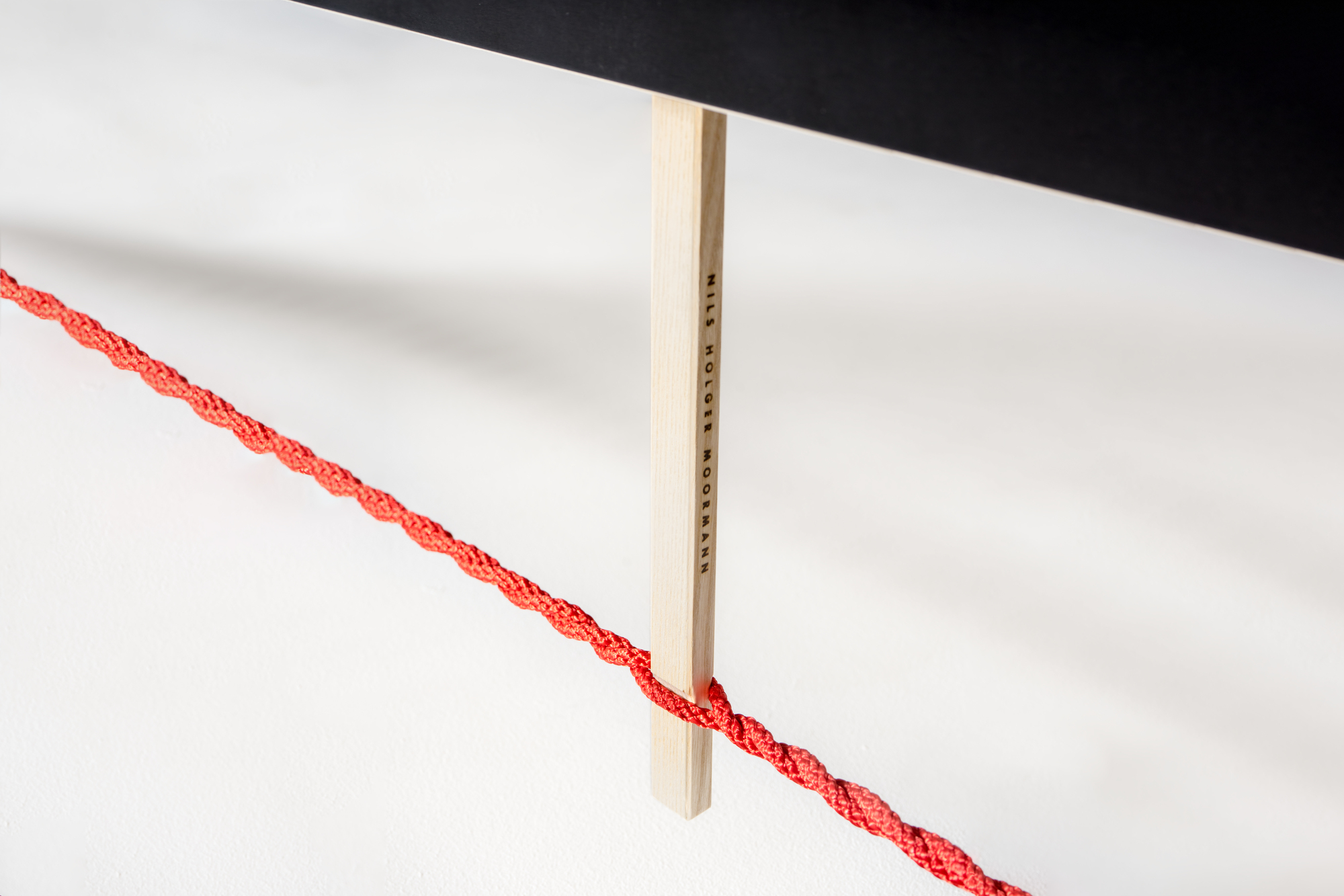 Langer Max Sitzbank 140 cm schwarz Seil rot Nils Holger Moormann