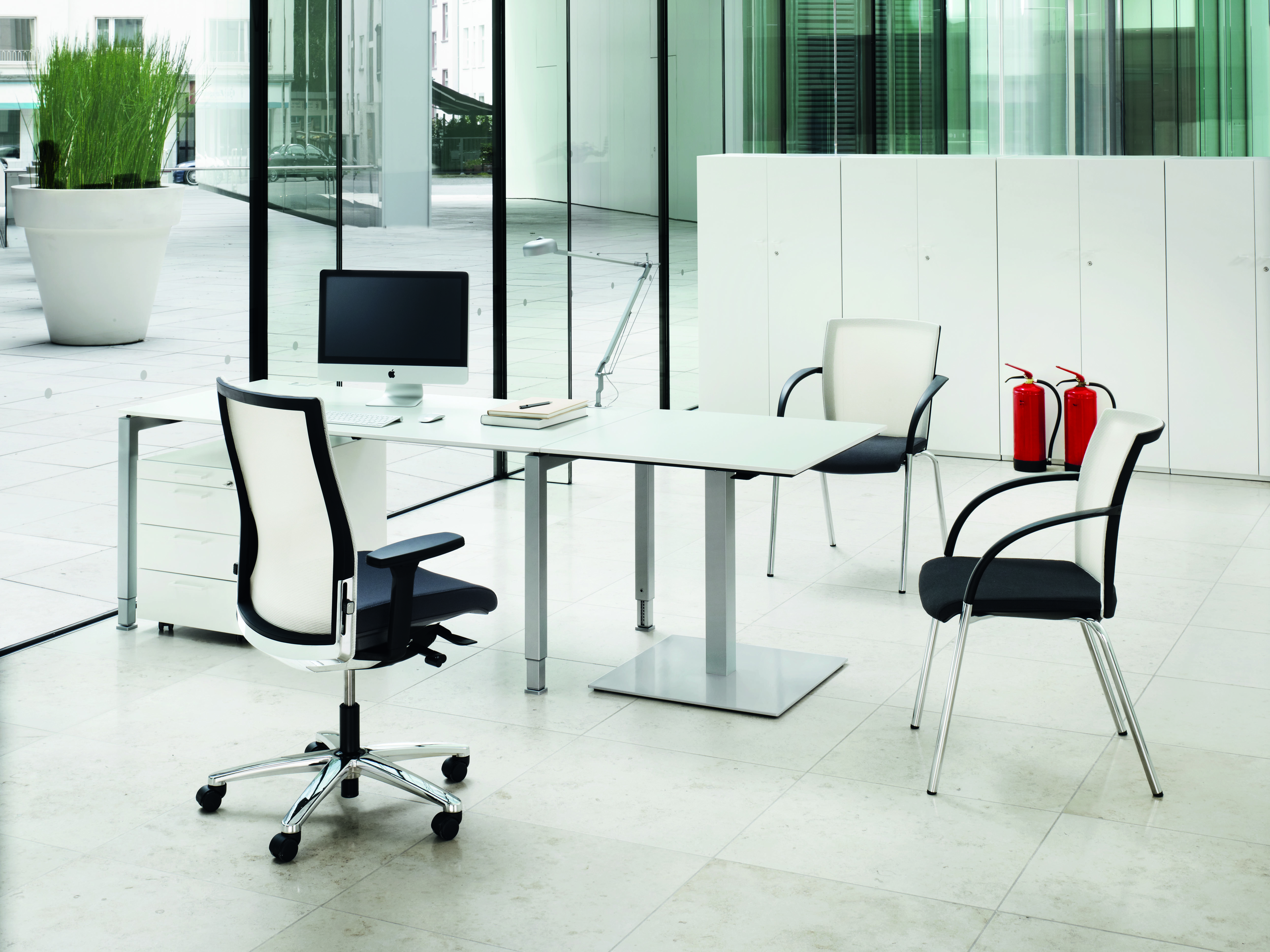 König+Neurath Konferenztisch Basic 4 in Weiß mit Bürostuhl und Besucherstühlen für moderne Büroumgebung.