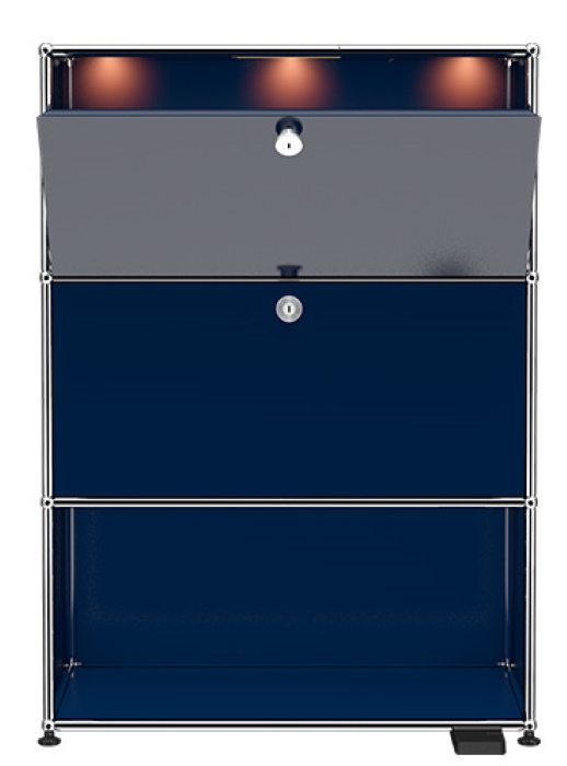USM Haller E Highboard in Stahlblau mit Beleuchtung und einem geöffneten Fach, modernes Design.