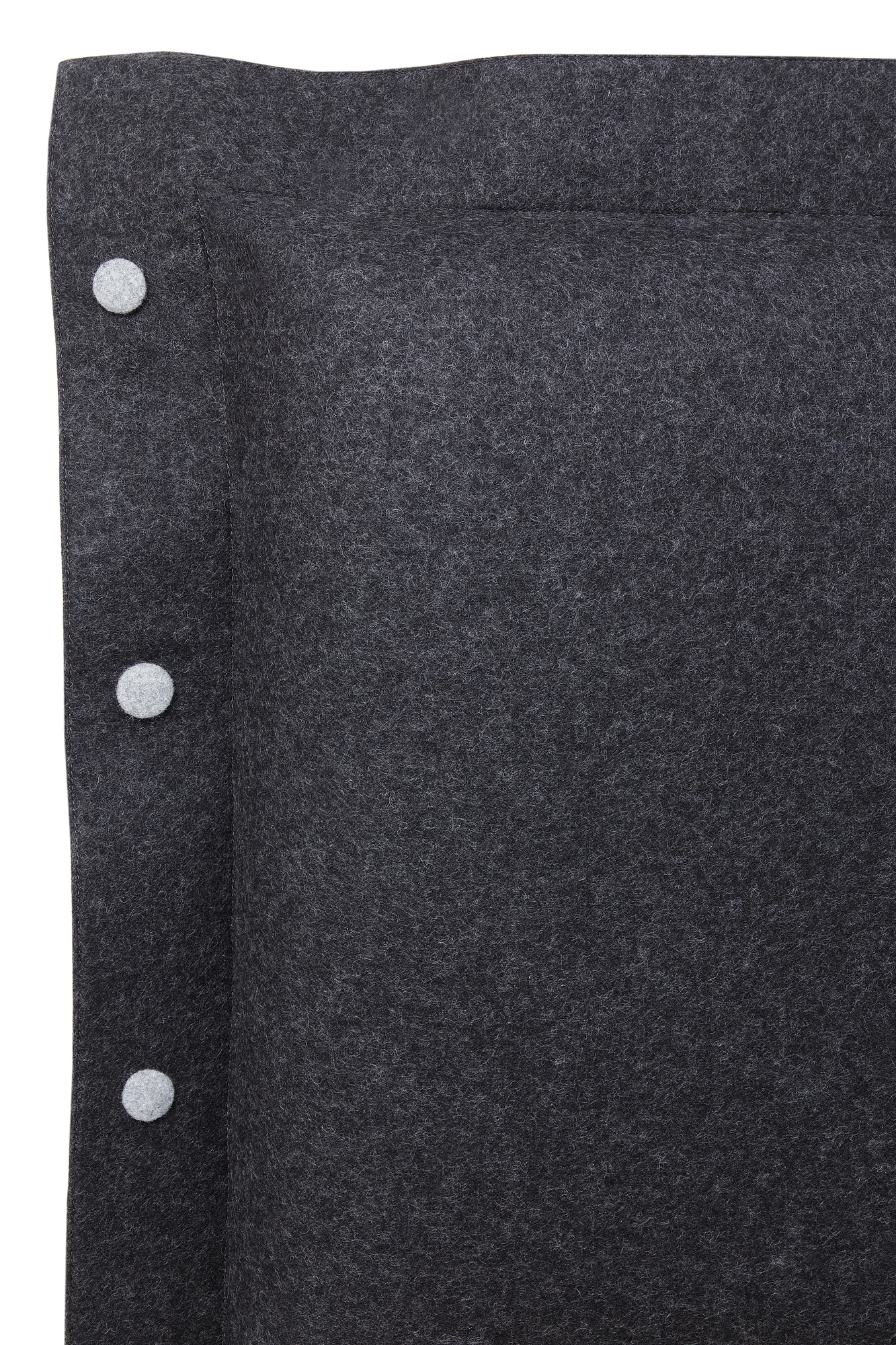 Detailaufnahme des schwarzen, melierten Velito Polsterbezugs für das Hans Hansen Bett Kopfteil.