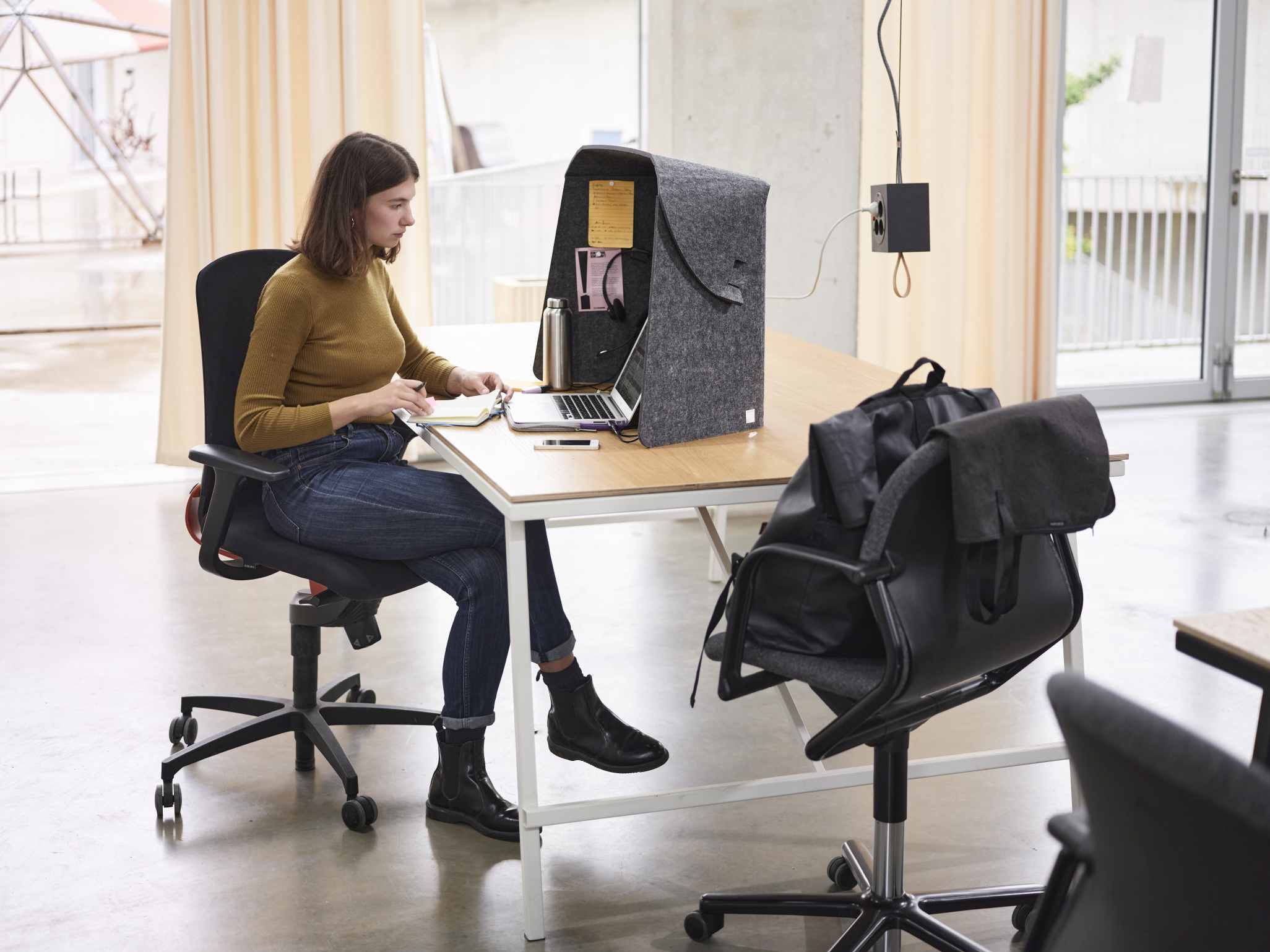 Fold-Up-Workspace Wilkhahn Frau arbeitet am Laptop im Wilkhahn Fold-Up-Workspace, einem mobilen, akustischen Arbeitsplatz.