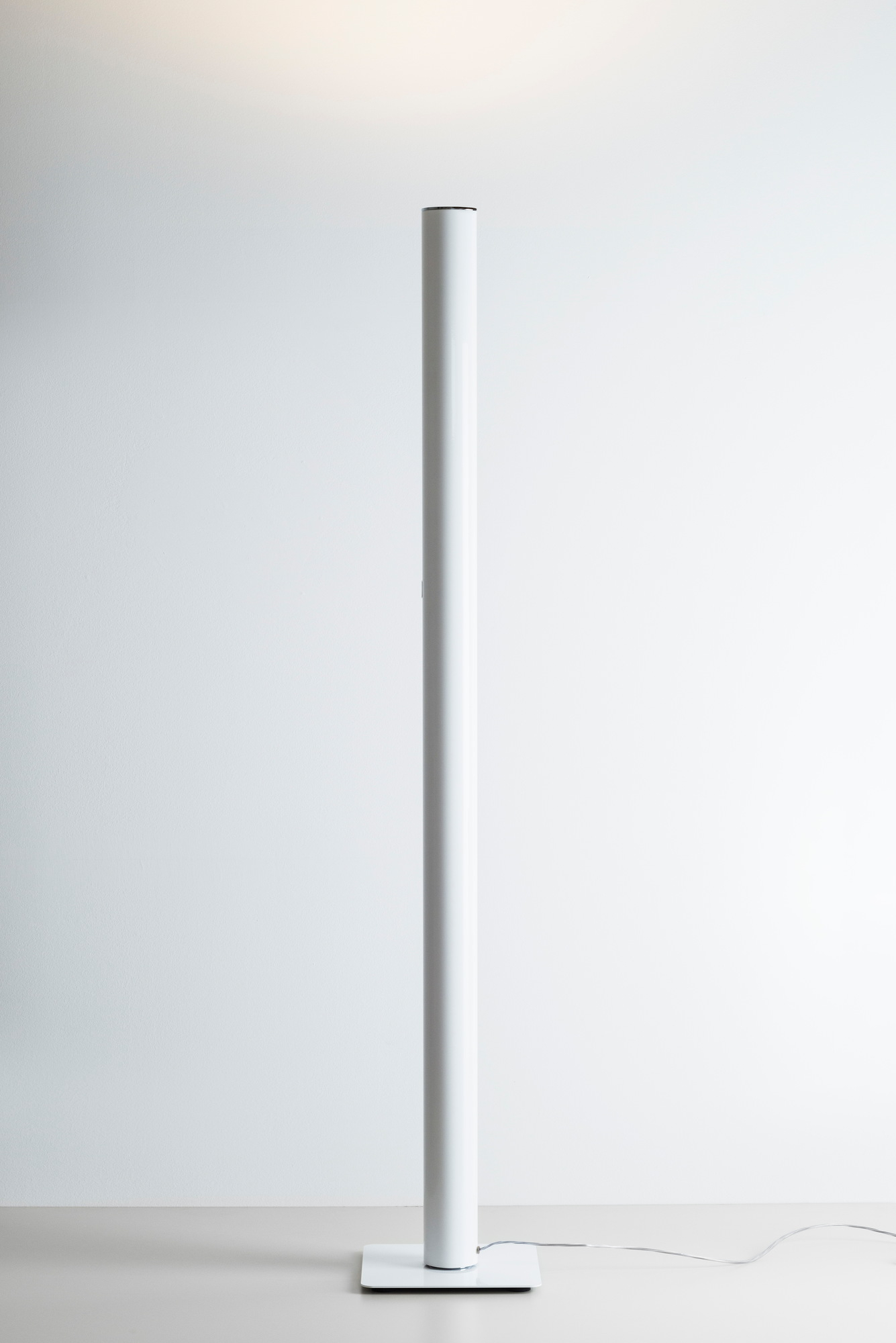 Weiße Ilio LED Stehleuchte von Artemide, minimalistisches Design für moderne Wohnräume.