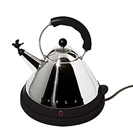 Alessi MG32 Wasserkessel: Glänzender, konischer Edelstahl-Wasserkocher mit schwarzem Griff und Vogel-Pfeife auf schwarzer Basis.