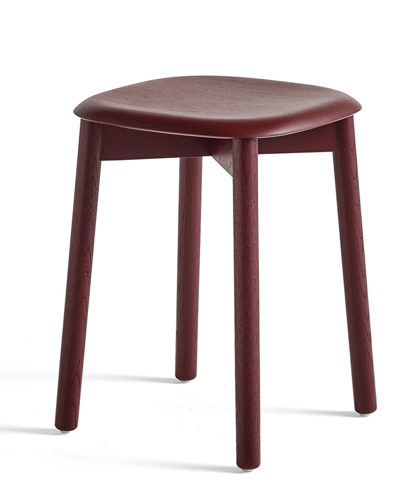 Roter Soft Edge Hocker von Hay, ein moderner Holzhocker mit drei Beinen.