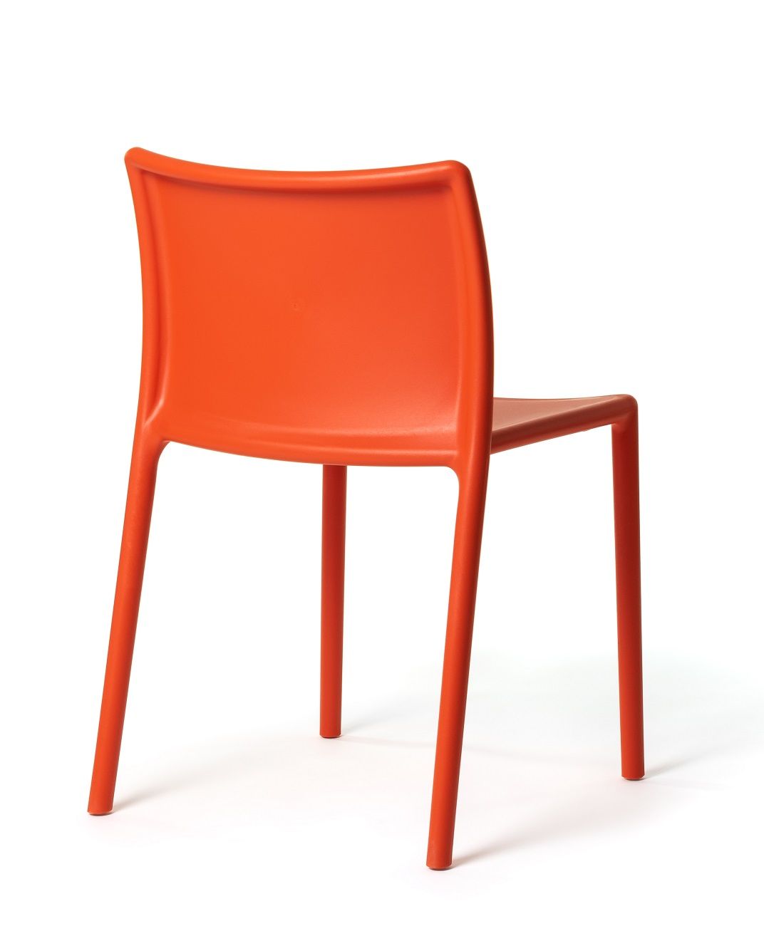 Rückansicht des orangefarbenen Air Chair Stuhls von Magis, geeignet für drinnen und draußen.