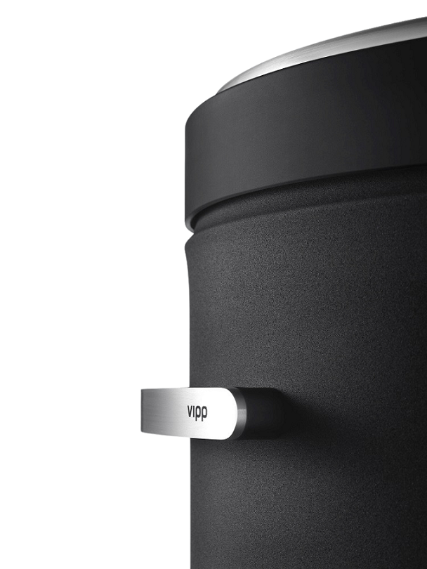 Detailaufnahme des Vipp Wäschekorbs in Schwarz mit silbernem Griff und Markenlogo.