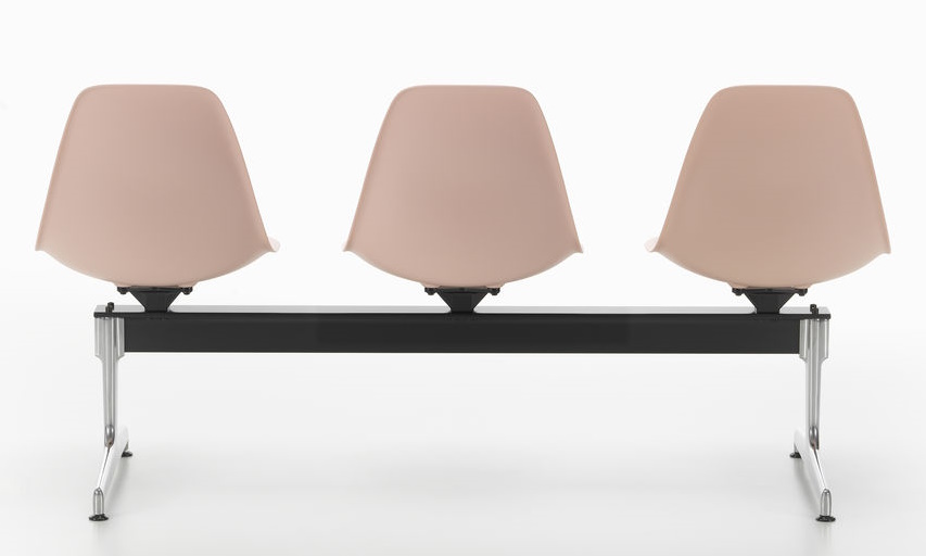 Eames Plastic Side Chair RE auf Traverse Vitra 