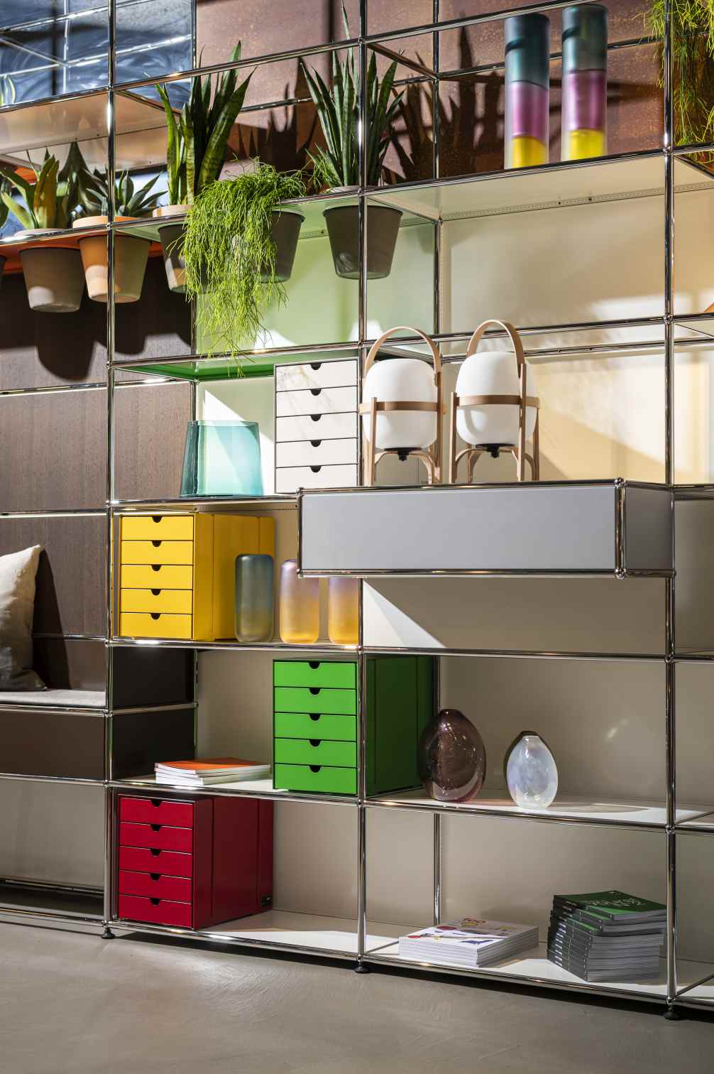USM Haller Inos Kastenset C4 mit 5 Schalen geschlossen Home Office Stahlblau