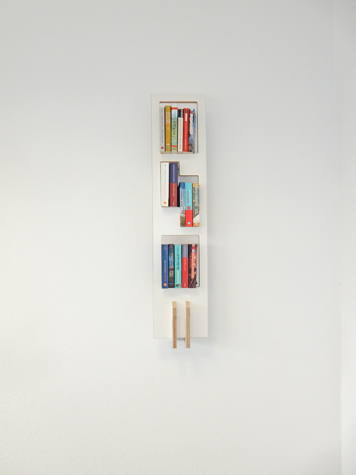 Lesestoff Bücherregal Tojo