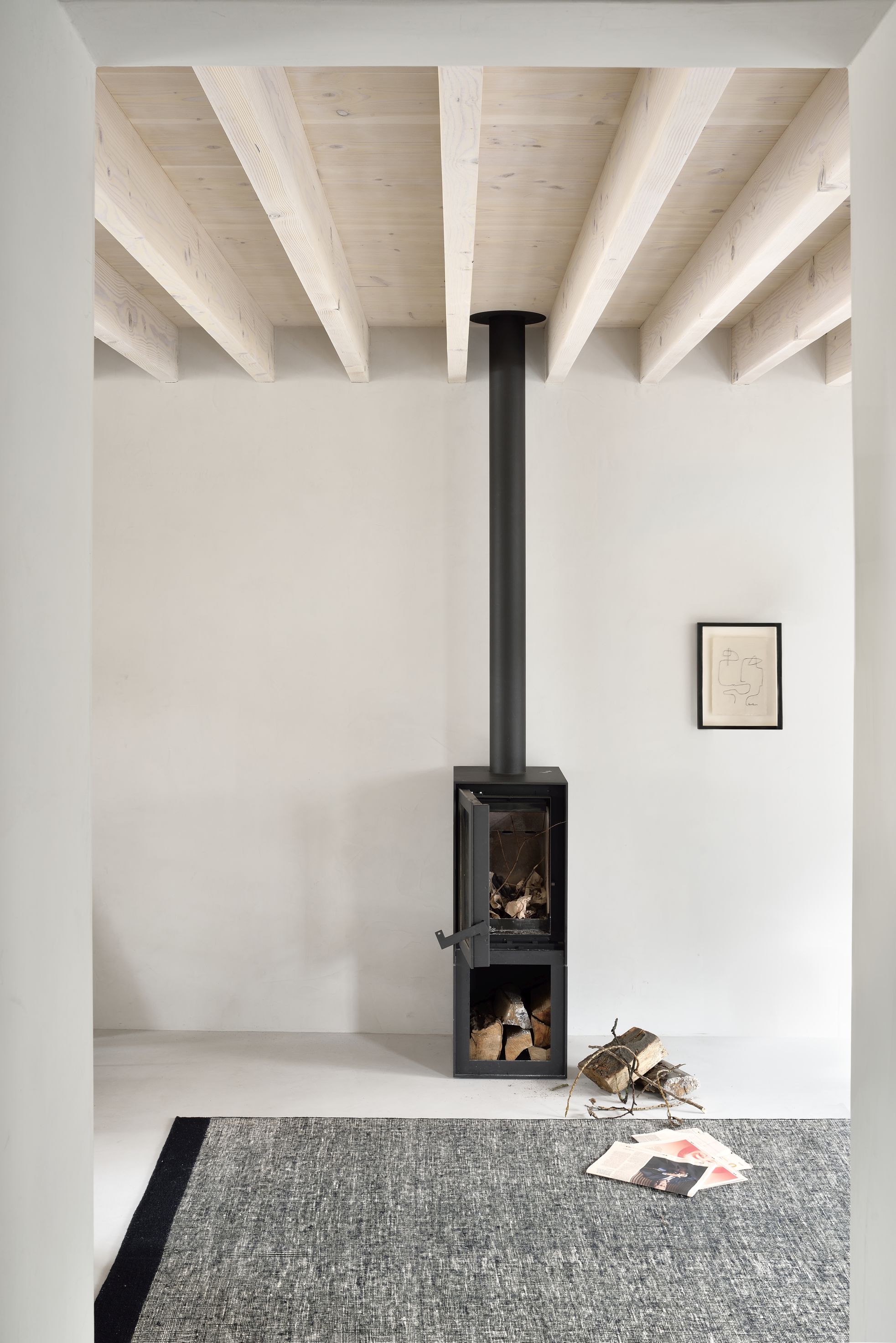 Black Dots Kilim Teppich von Ethnicraft, B 200, in einem modernen Wohnzimmer mit Kamin.