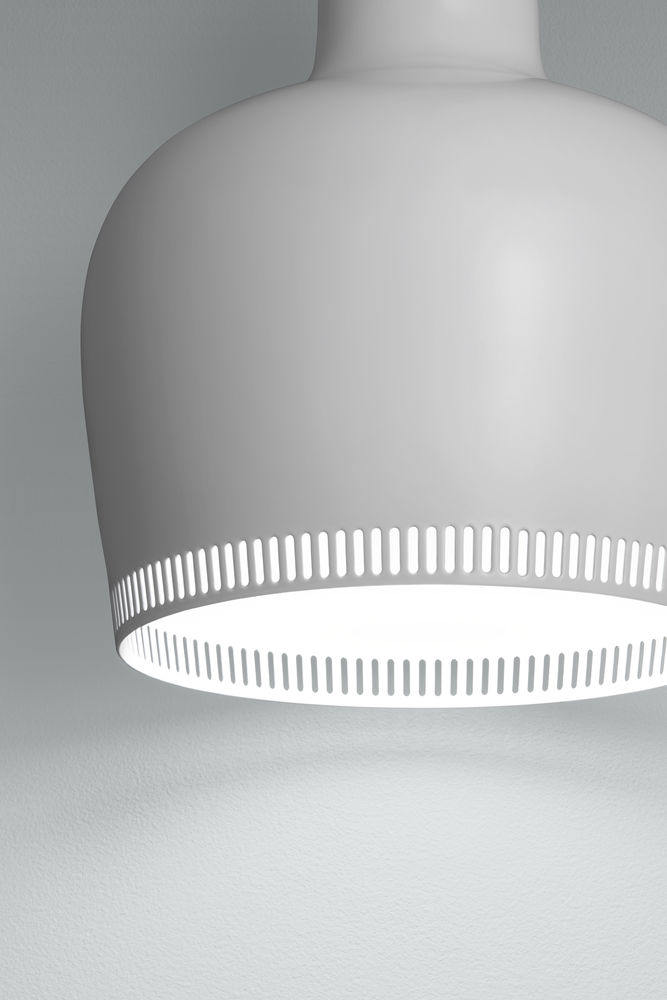 Weiße A330S Pendelleuchte von Artek mit schlitzförmigen Öffnungen für indirekte Beleuchtung.