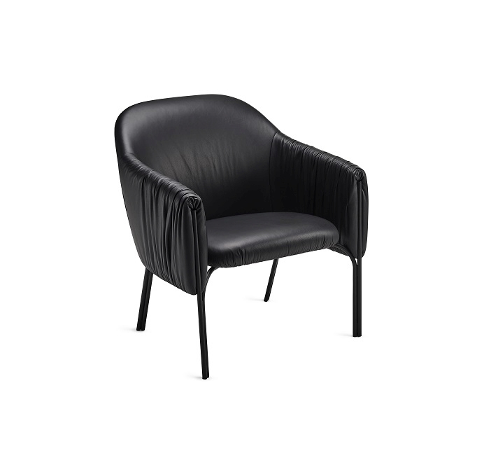 Schwarzer Celine Cocktail Chair Sessel von Freifrau Manufaktur mit eleganten Falten an den Armlehnen.