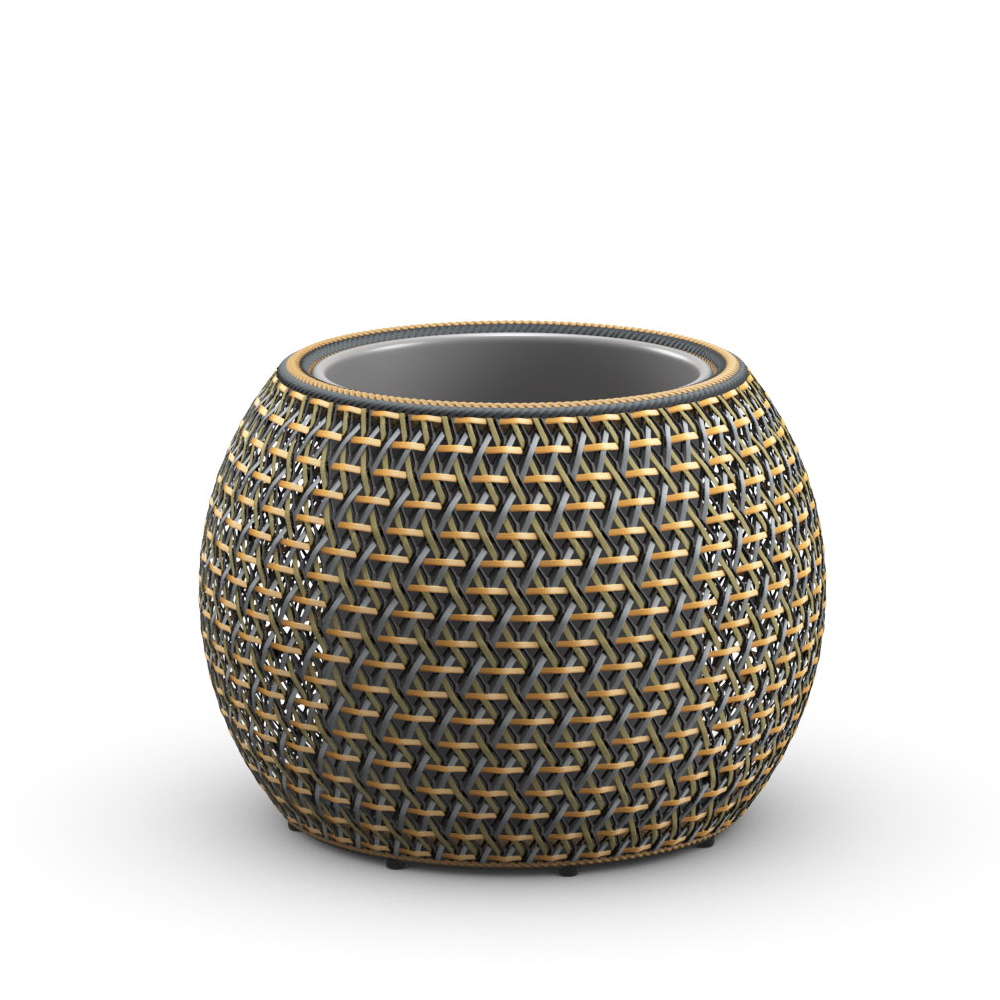 Runder Dala Übertopf von Dedon aus geflochtenem Kunststoff in Braun- und Grautönen.