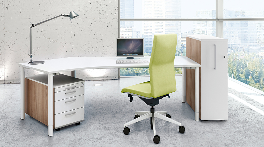 Büroarbeitsplatz mit Schreibtisch, Bürostuhl und Pontis Rollcontainer von Assmann Büromöbel für Büroorganisation.