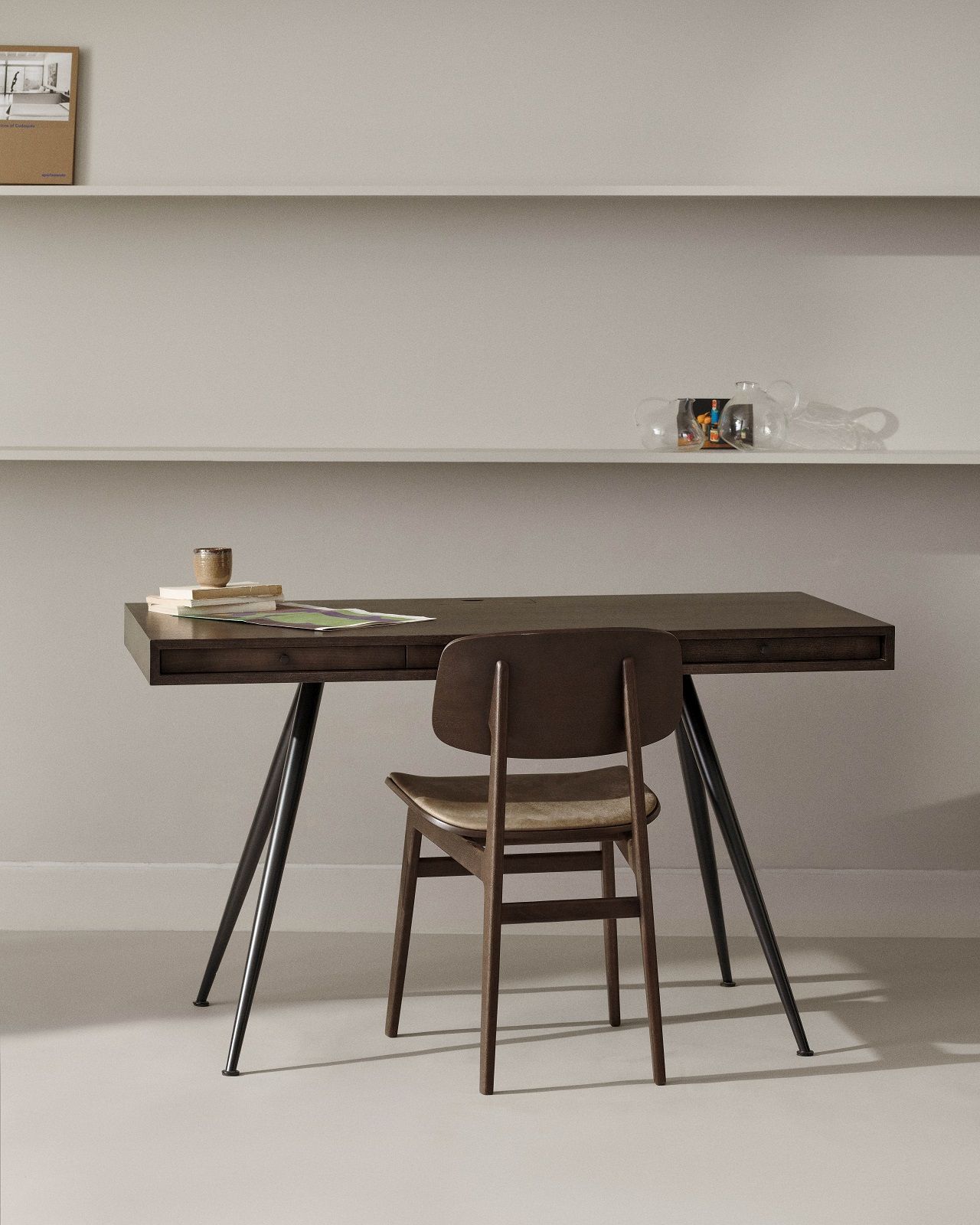 NORR11 JFK Home Desk Schreibtisch aus Holz mit schwarzen Beinen und Stuhl.