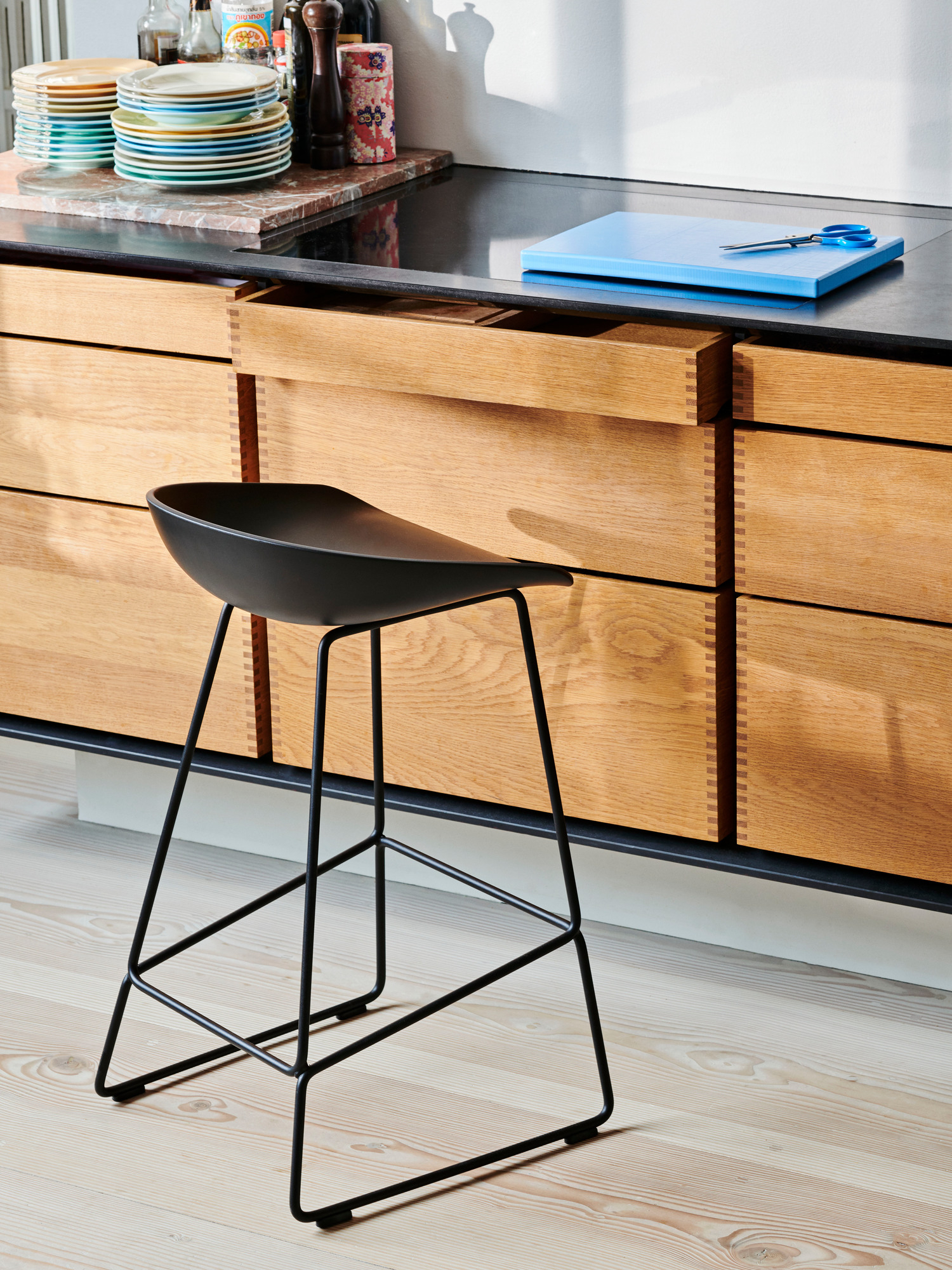 About a Stool AAS 38 / AAS38 Barhocker Hay Schale schwarz / Gestell schwarz SH 65 cm EINZELSTÜCK