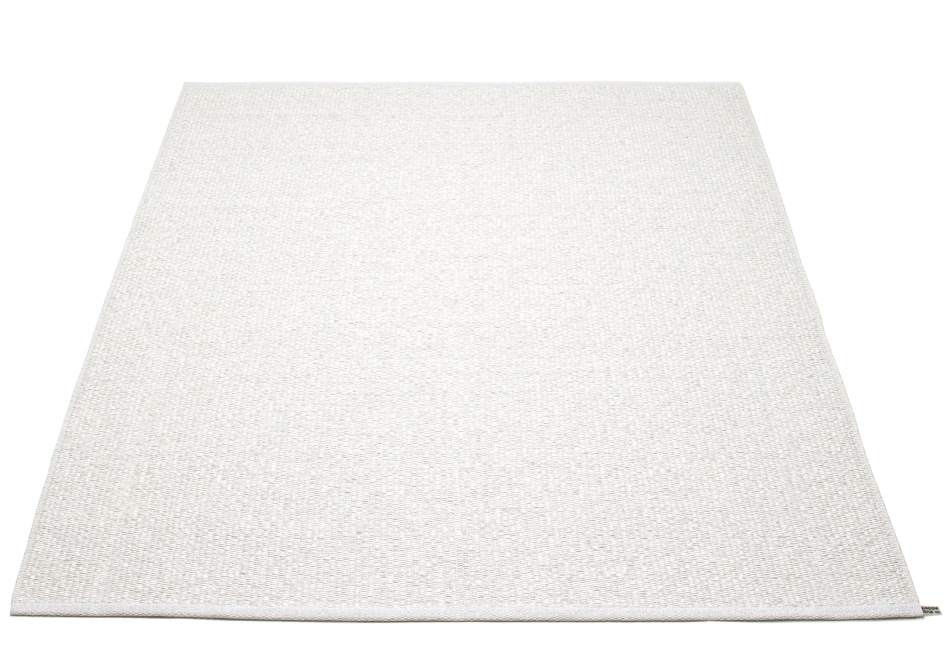 Weißer Kunststoffteppich Svea von Pappelina, 230x320 cm, mit metallischem Glanz. Moderner Teppich für Innen und Außen.
