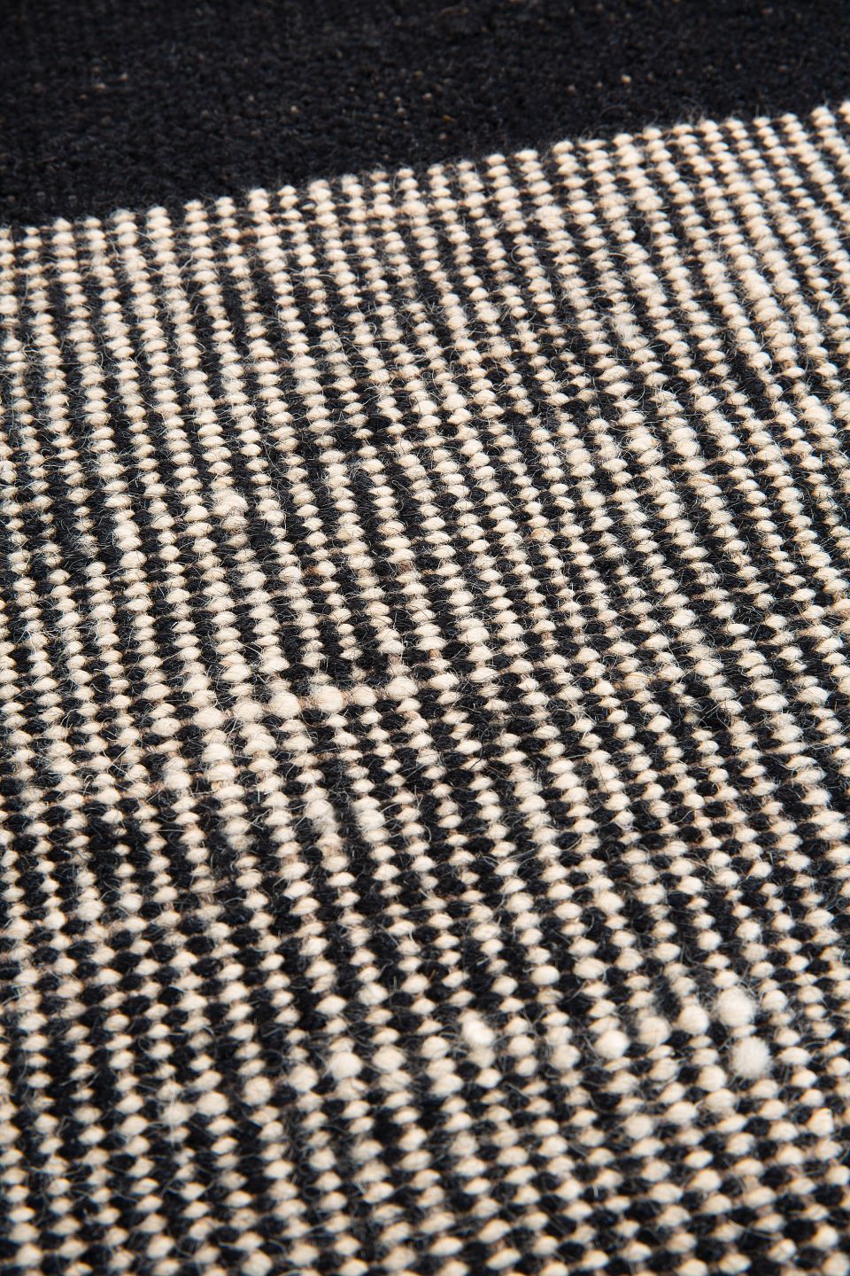Black Dots kilim Teppich Ethnicraft