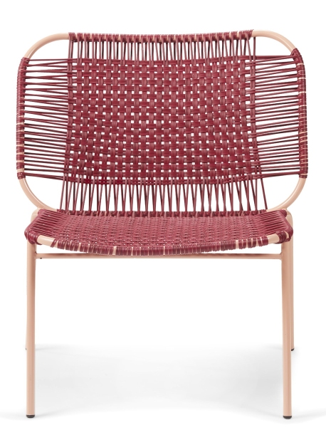 Cielo Lounge Chair, niedriger Outdoor Stuhl in Rot-Pink Sand, geflochtene Sitzfläche.