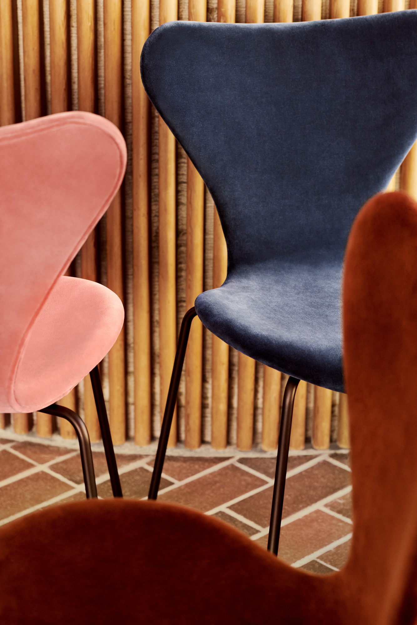 Series 7 3107 Belfast Stuhl Vollpolster Samt Fritz Hansen dunkel pflaume
