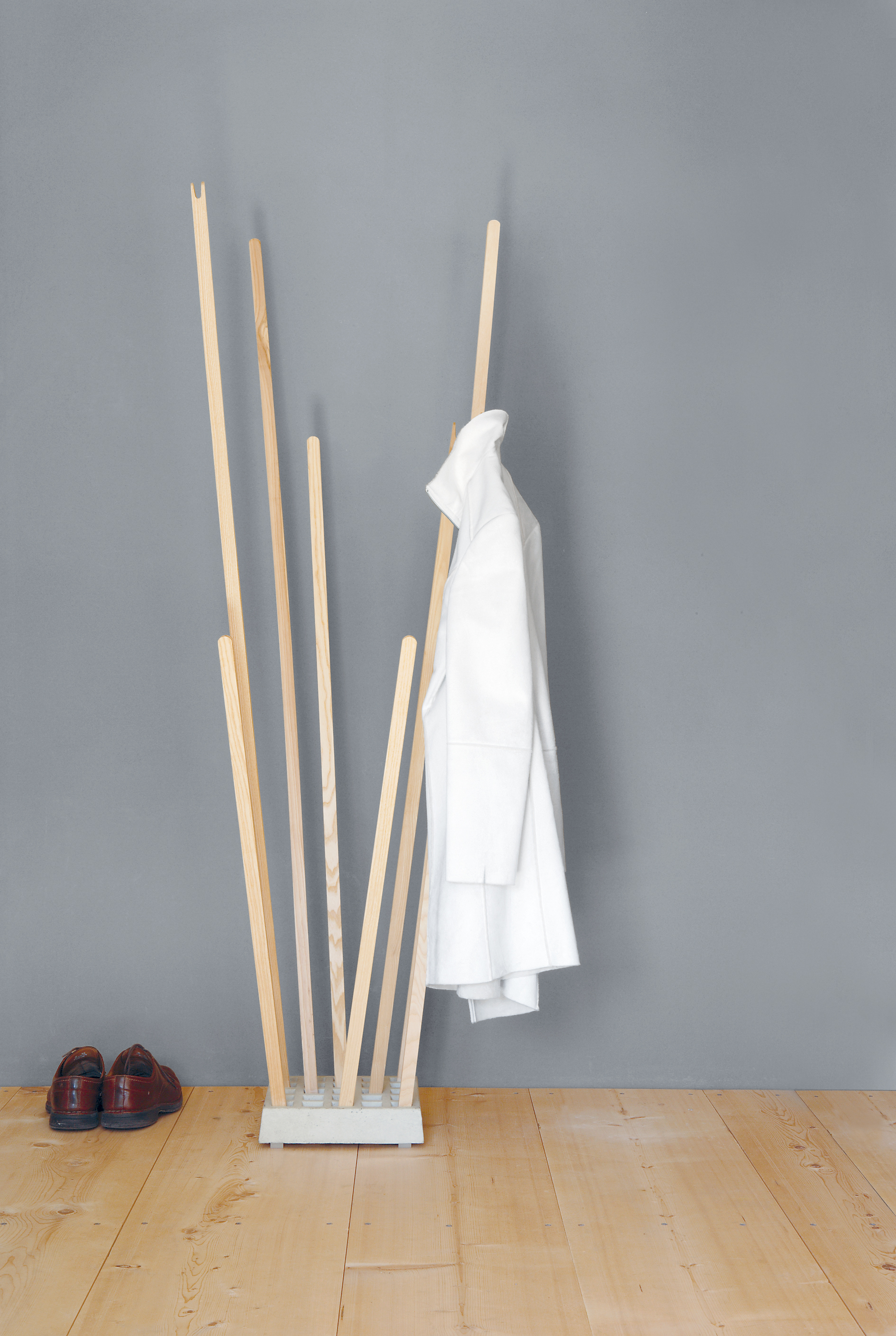 Pin Coat Garderobe / Pin Light Leuchte Moormann