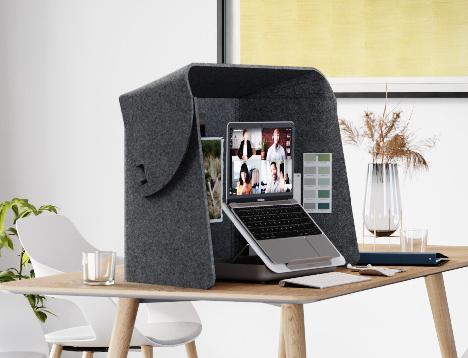 Fold-Up-Workspace Wilkhahn Fold-Up-Workspace von Wilkhahn: Laptop in grauer, akustischer Arbeitsplatz-Kabine für ungestörtes Arbeiten im Homeoffice.