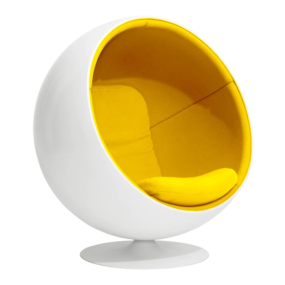 Weißer Ball Chair Sessel mit gelber Innenausstattung, ein Designklassiker für modernes Wohnen.
