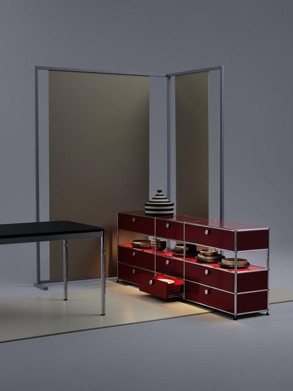 E Sideboard beleuchtet mit 9 Schubladen rubinrot USM Haller
