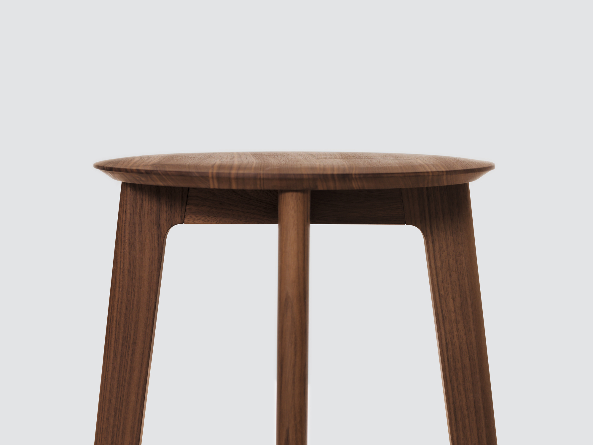 Detailaufnahme Barhocker aus Nussbaumholz, Höhe 80 cm, ideal für Küche und Bar.