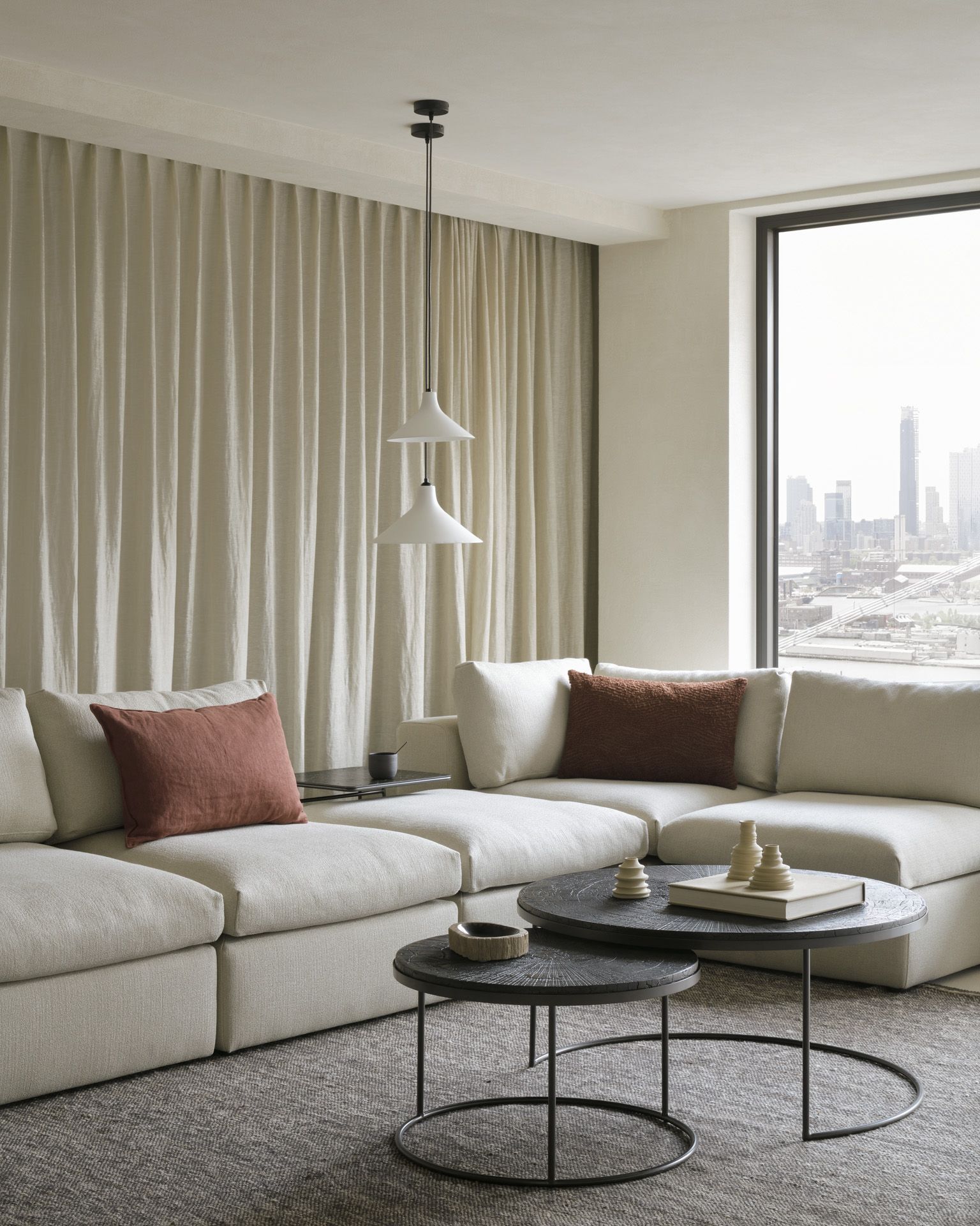 Nesting Couchtisch Set von Ethnicraft, Minerals Slice Umber, im modernen Wohnzimmer.