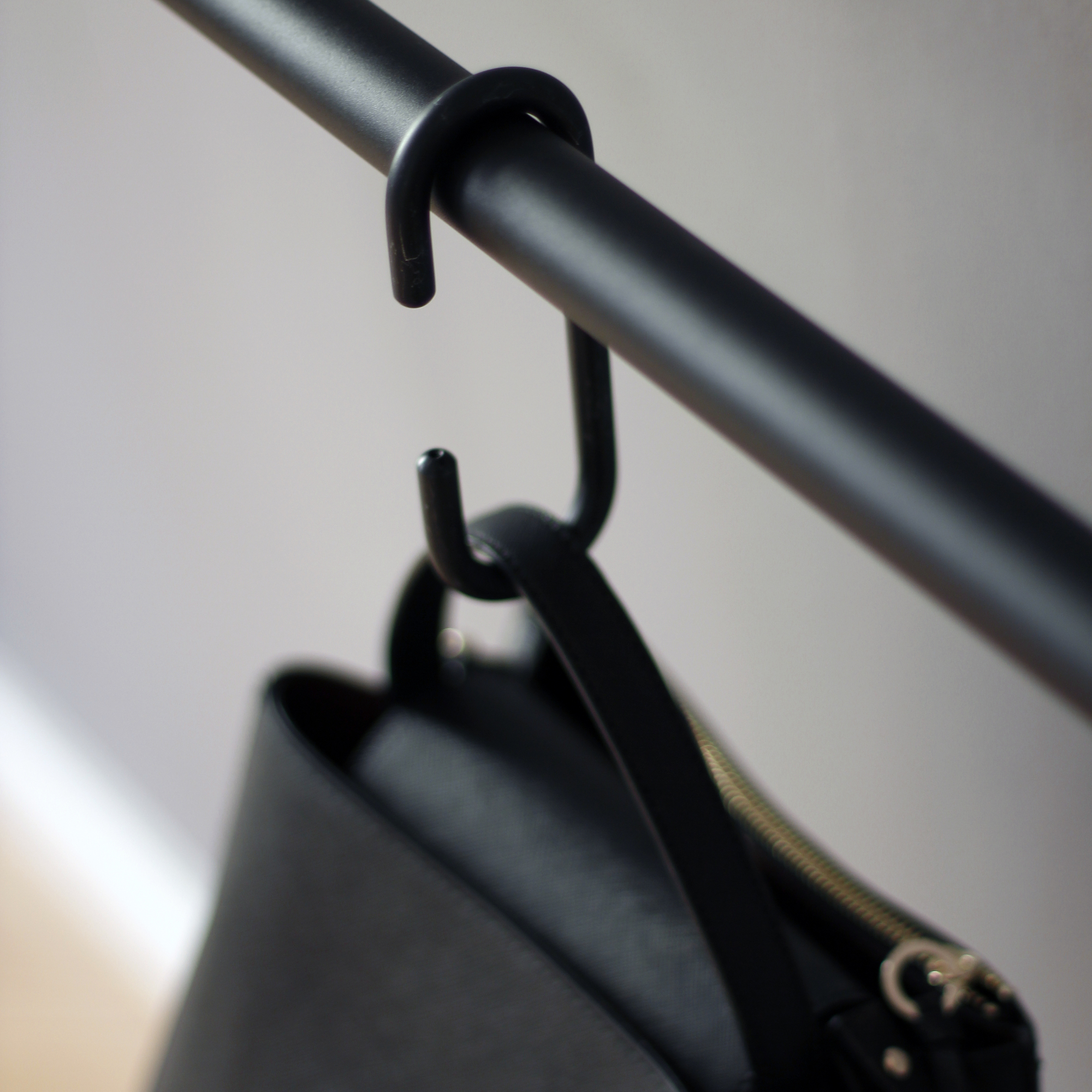 Leanon II Anlehngarderobe Säule Schwarz Roomsafari