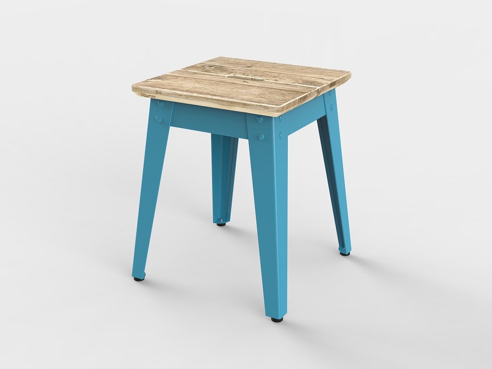 6Grad Outdoorhocker Jan Cray, hellblaues Metallgestell, Sitzfläche aus hellem Bauholz. Robuster Hocker für draußen.