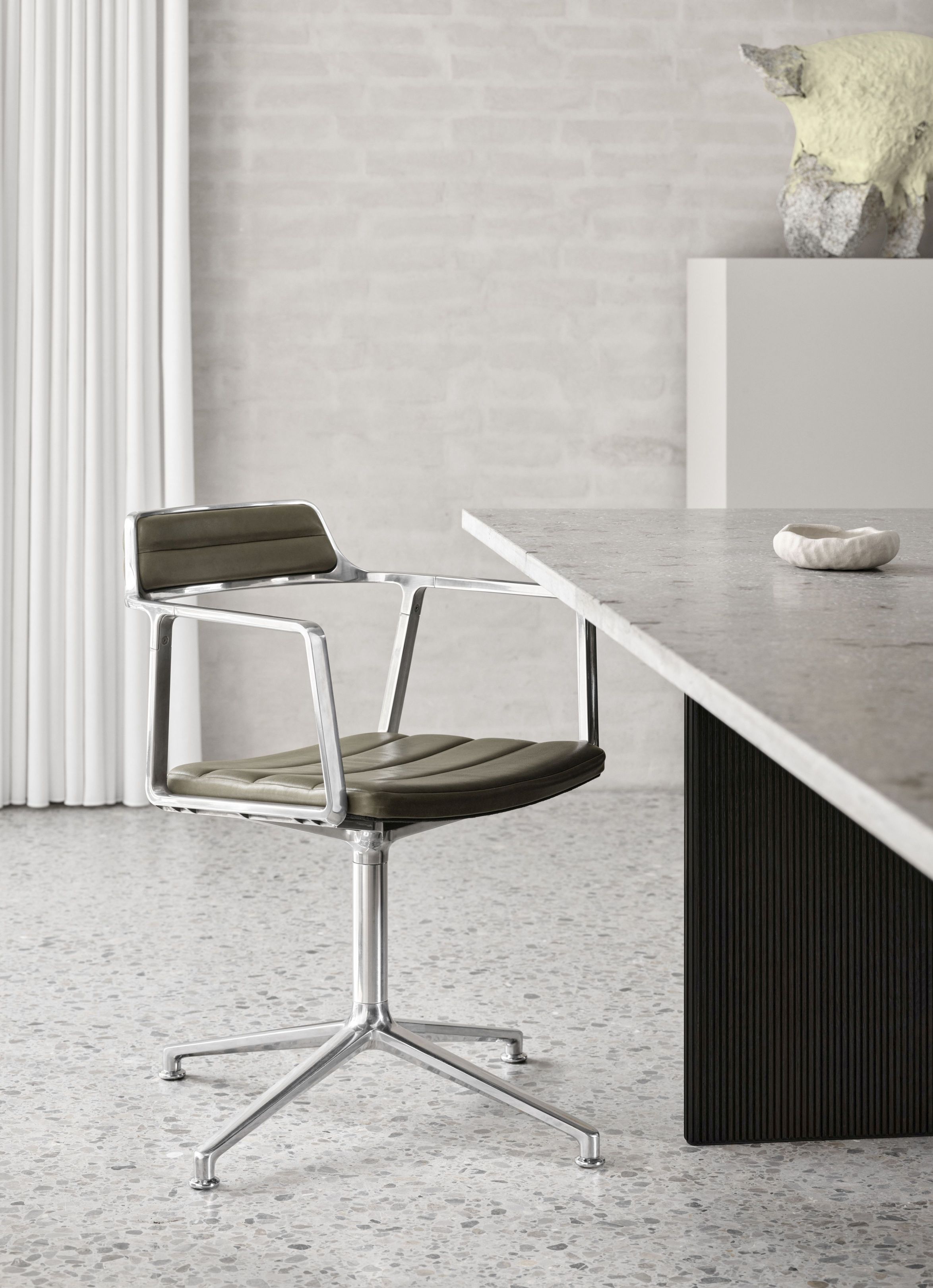 VIPP452 Swivel Stuhl mit Gleitern grünes Leder Vipp