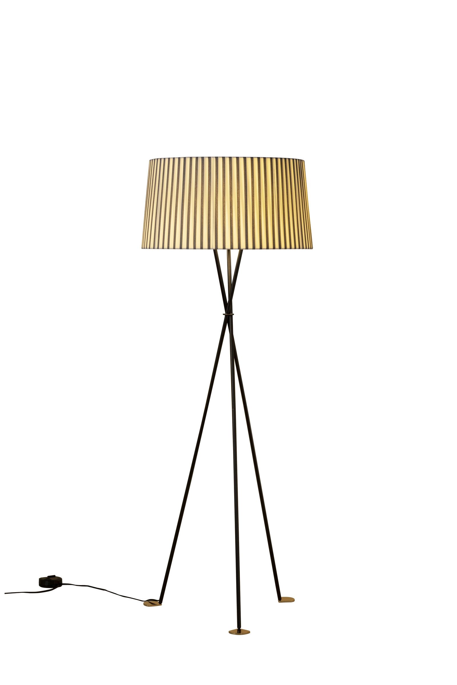 Tripode G5 Stehleuchte mit Bretona-Streifen von Santa & Cole, moderne Stehlampe mit Stativfuß und gestreiftem Lampenschirm.