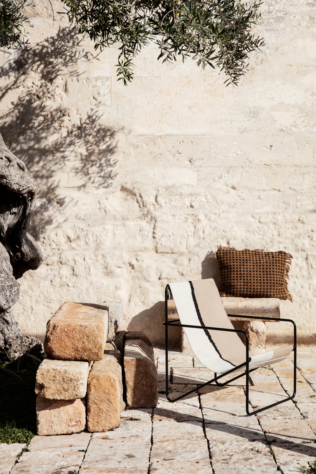 Desert Chair Loungesessel Schwarz Ferm Living