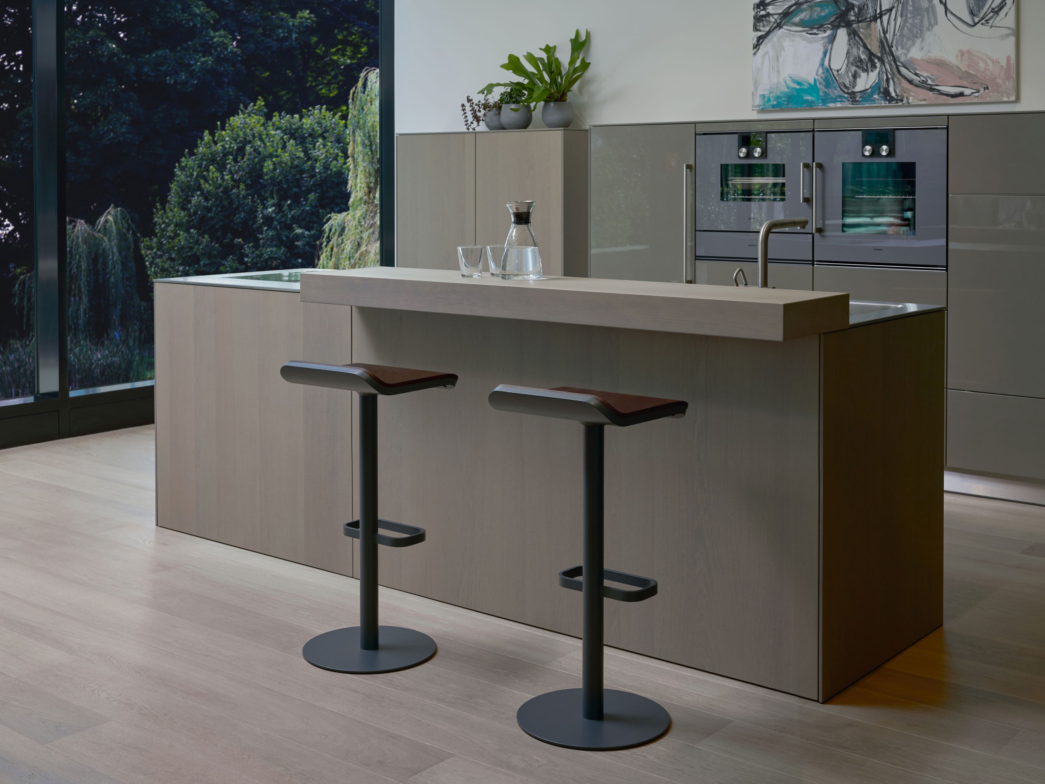 ED Barhocker statisch Anthrazit / Walnuss Moree Zwei anthrazitfarbene Moree Barhocker mit Walnuss-Sitzfläche an einer Kücheninsel. Moderne Barstühle für die Küche.