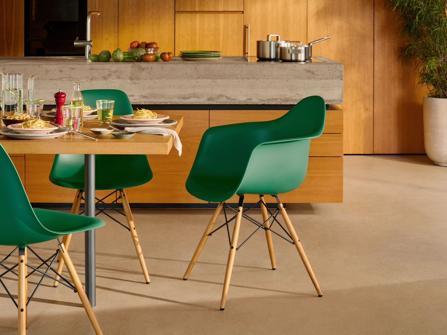 Eames Plastic Arm Chair DAW Stuhl Vitra