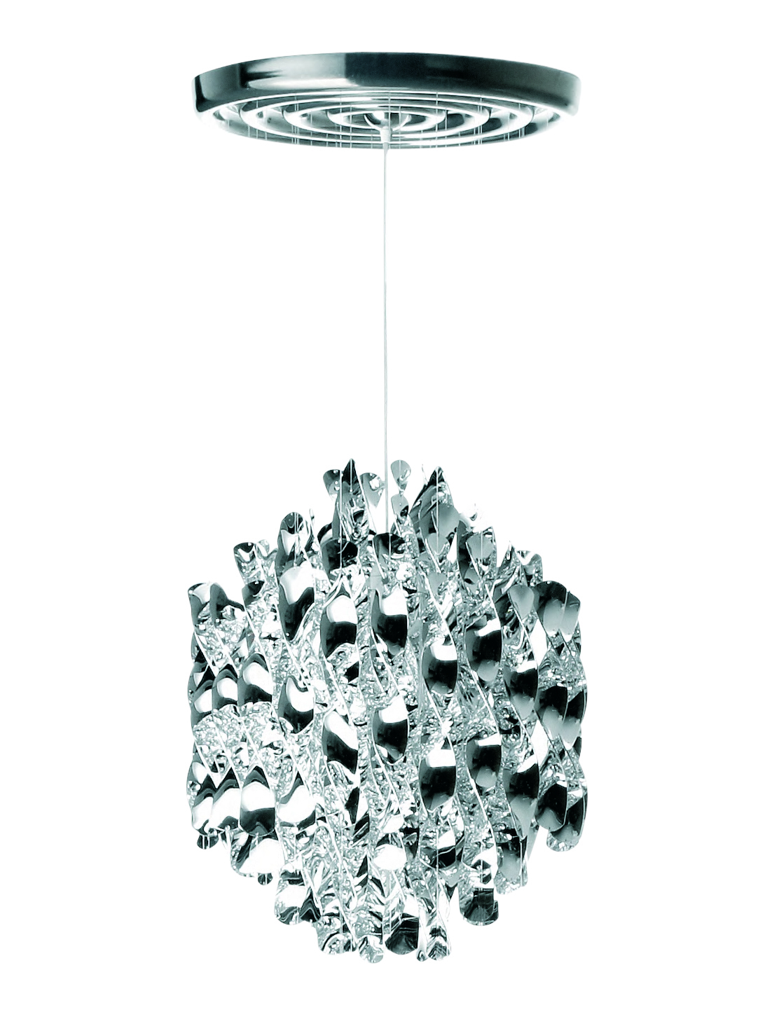 Nahaufnahme der Spiral SP1 Pendelleuchte von Verpan mit glänzenden, spiralförmigen Elementen.