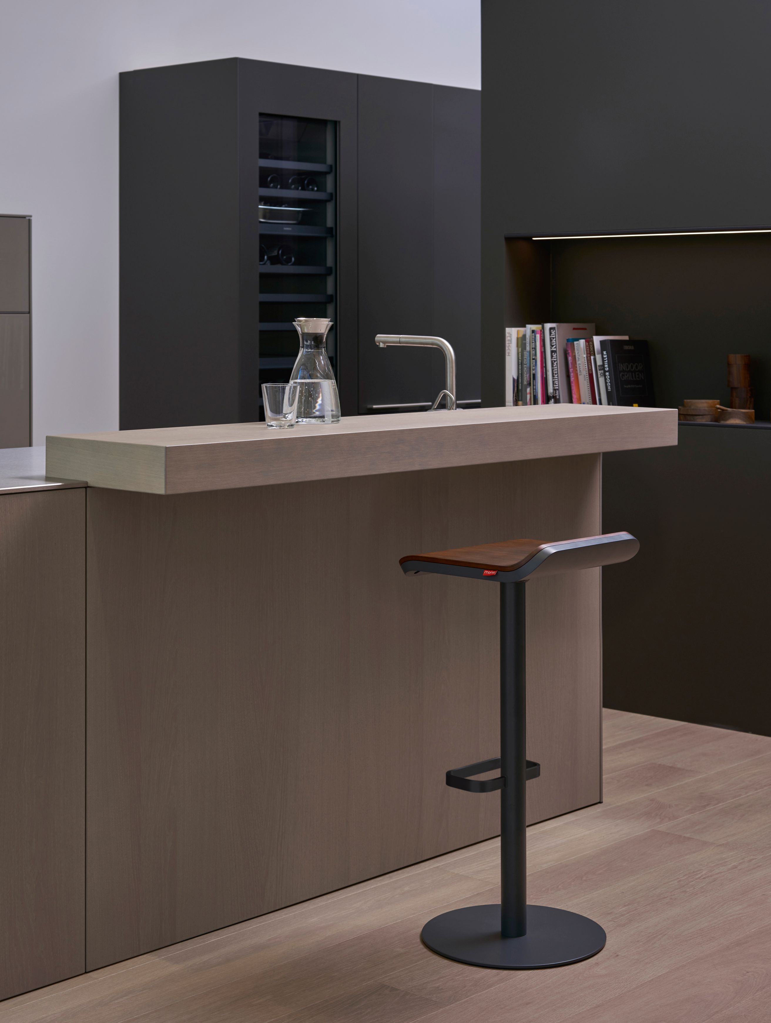 ED Barhocker statisch Anthrazit / Walnuss Moree Moderner Barhocker von Moree, Modell ED, in Anthrazit und Walnuss vor Kücheninsel.