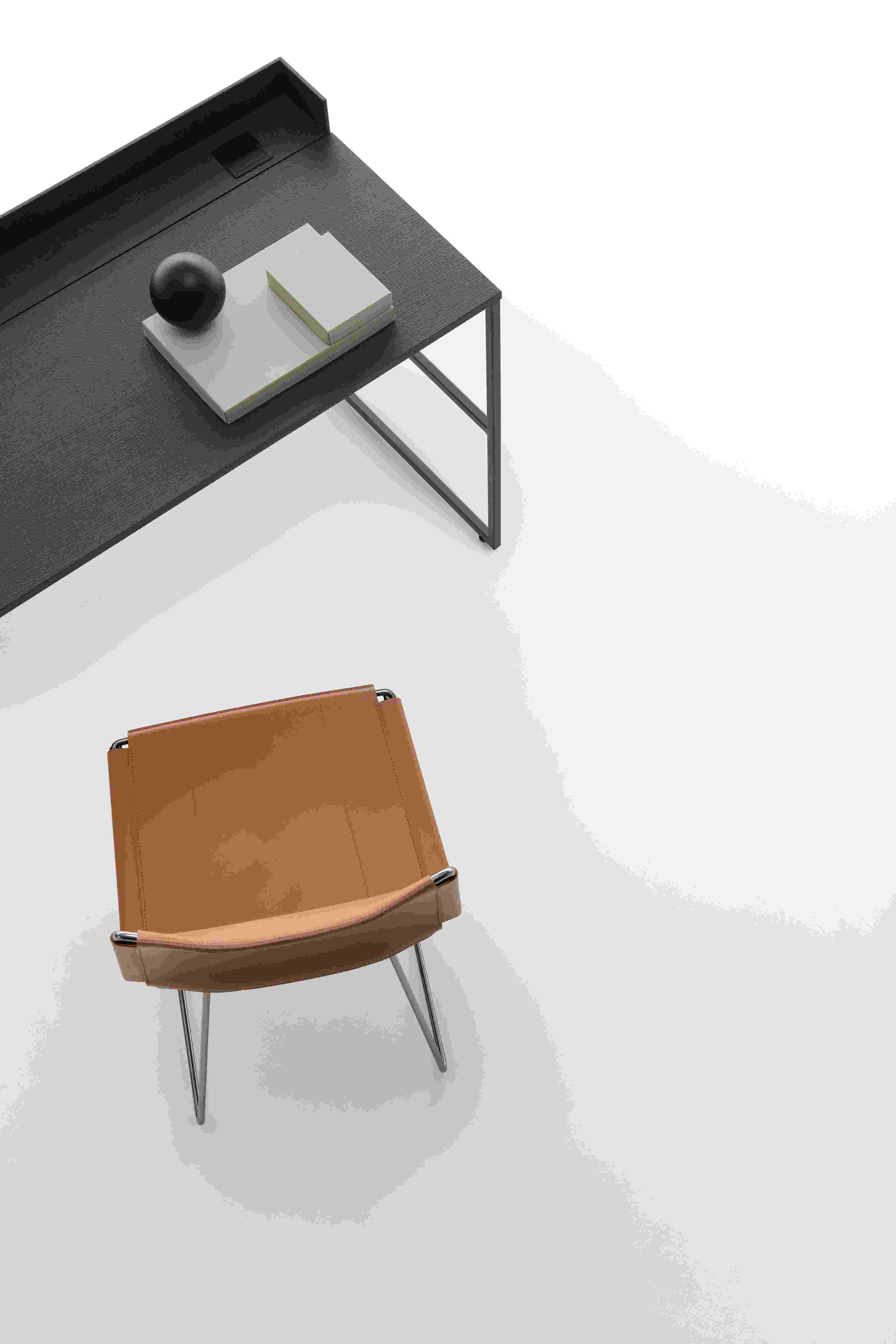 VENTI HOME LIGHT Schreibtisch in Bleicheiche und Weiß matt mit Lederstuhl, Bücher und Dekokugel.