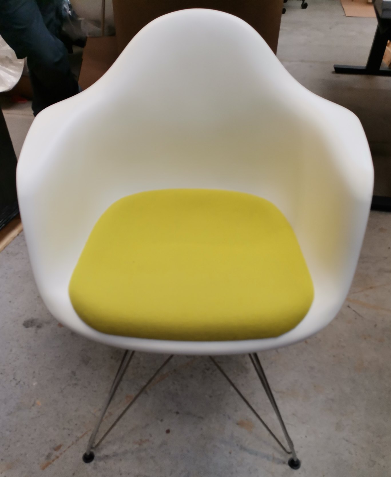 Eames Plastic Arm Chair DAR Stuhl mit Sitzpolster Grün / Gelb Vitra MÄNGELEXEMPLAR