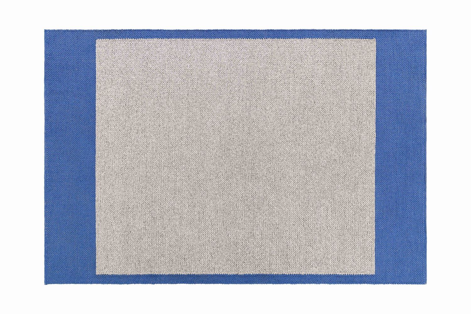 Quadratischer Mangas Outdoor Rug Teppich mit blauem Rand und grauem Mittelteil.